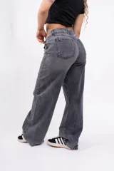 Pantalón de jean gris oscuro, corte wide leg y tiro bajo.