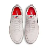 Championes urbanos Nike C1Ty color gris claro con detalles en negro y rojo.