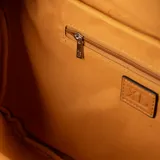Riñonera color camel de símil cuero con correa ajustable. Tiene un compartimento principal con cierre, un bolsillo interno con cierre y dos bolsillos externos con cierre.