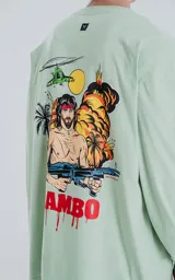 Remera verde agua de manga larga con corte oversize y hombros caídos. Estampado frontal con el nombre "Rambo" en rojo y negro, con una daga cruzada.