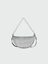 Bandolera Longchamp modelo Crossbody Smile S, color plateado con lentejuelas y correa ancha de nylon negra con logo de la marca.