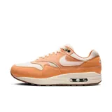 Championes Nike Air Max 1 '87 color chocolate, con detalles en blanco y suela marrón.