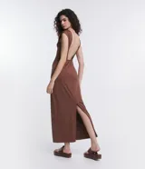 Vestido midi marrón de media malla, sin mangas, con escote redondo y espalda descubierta.