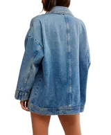 Campera de jean celeste de corte holgado con cuello clásico, cierre con botones y cuatro bolsillos frontales.