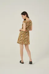 Vestido corto con estampado floral multicolor, escote redondo y cintura elastizada.