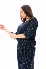 Blusa azul con estampado de hojas doradas, de mangas 3/4 y corte holgado.