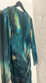 Vestido midi de lycra con estampado abstracto en tonos azul, verde y amarillo, de mangas largas y cuello redondo.