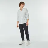 Camisa celeste y blanca a rayas verticales, de corte clásico y manga larga.