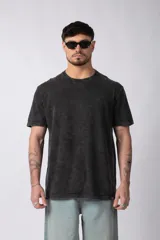 Remera negra de algodón con efecto gastado y corte semi oversize.