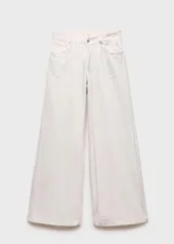 Pantalón de jean blanco de corte wide leg, tiro bajo, con cierre de cremallera y botón, y cinco bolsillos.