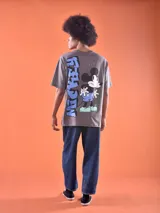 Remera gris con estampado frontal de Mickey Mouse con tipografía azul. Corte oversized.