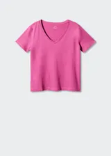 Camiseta blanca de algodón con cuello en pico y manga corta.