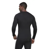 Remera de entrenamiento Adidas TechFit negra de manga larga con tres rayas blancas en los hombros y logo blanco en el pecho.