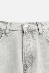 Pantalón de jean negro de corte amplio, estilo balloon fit, con cinco bolsillos, efecto lavado y cierre frontal con botones.