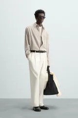 Camisa relaxed fit confeccionada en tejido con mezcla de algodón con tacto suave. Cuello solapa y manga larga acaba en puño con botón. Bolsillo plastrón en pecho. Cierre frontal de botonadura.