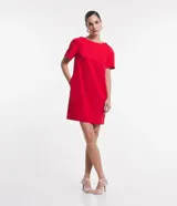 Vestido corto rojo de lino, con cuello redondo, mangas cortas abullonadas y detalle de botones en los hombros.