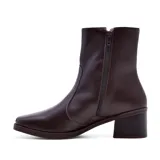 Bota corta de cuero color marrón con taco bloque y punta cuadrada.