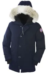 Parka azul marino de poliéster con capucha y ribete de piel, cierre con botones y logo de Canada Goose en el brazo.