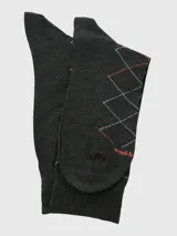 Calcetín de vestir para hombre color gris oscuro (charcoal) con diseño de rombos (argyle) en puntos de color naranja y celeste.