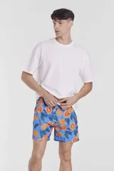 Short de baño con estampado de hojas de palmera en tonos celeste y azul.