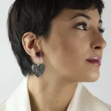 Aros en forma de corazón, con detalles en color negro y rosa, decorados con brillo.