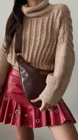 Riñonera de cuero marrón con correa ajustable para usar como bandolera o cinturón. Diseño minimalista con logo de la marca en el frente. Hecha a mano con cuero 100% natural.