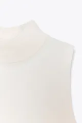 Top azul marino de tejido de punto con cuello halter y sisa.