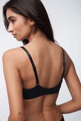 Bralette de escote redondo con copas removibles, confeccionado en microfibra suave y elástica, con breteles ajustables y cierre en la espalda.