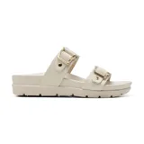 Sandalias bajas color hueso con dos tiras anchas ajustables con hebillas doradas.