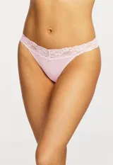 Panty colaless color beige de lycra con detalle de encaje floral en la cintura y pequeño dije de strass en el centro.