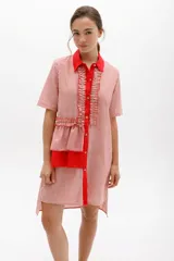 Vestido camisero a rayas rojas y blancas con cuello y cartera en color rojo, volados frontales y laterales.