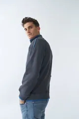 Campera de felpa gris oscuro para hombre, con fit regular, logo estampado, manga larga, cremallera entera, bolsillos con cierre y cuello elevado.