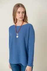 Sweater de lana color beige, de corte holgado y mangas largas.