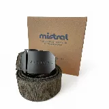 Cinturón de algodón color verde militar con hebilla metálica negra con el logo de la marca grabado.