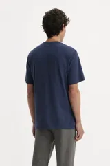 Remera azul marino de manga corta con cuello henley abotonado.