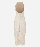 Vestido midi color crema con textura de agujeritos, escote halter, breteles finos cruzados en la espalda y forro interior.