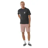 Bermuda color rosado con cintura elastizada y cordón ajustable.