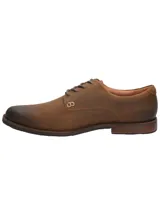 Zapato de vestir acordonado color marrón, de cuero engrasado, con suela de goma y taco bajo.