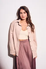 Camisa color marrón de gamuza sintética, de corte recto, con cuello clásico, cierre frontal con botones y mangas largas.