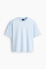 Remera celeste de algodón, corte cuadrado y holgado, con cuello redondo ribeteado.