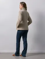 Campera capitoneada color beige, marca Gallery. Con cierre central, bolsillos delanteros con cierre, cinto de ajuste regulable en la cintura y forro interno a tono.