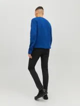 Jean negro de corte slim fit, con tiro bajo, rodilla ajustada y abertura de pierna ceñida. Diseño clásico de cinco bolsillos y cierre con botón.