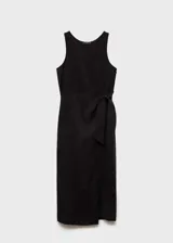 Vestido midi negro de tejido fluido con tirantes anchos, cuello escotado y detalle de nudo en la cintura.