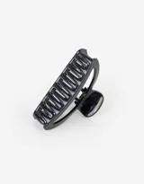 Broche para el pelo negro con forma de semicírculo calado.