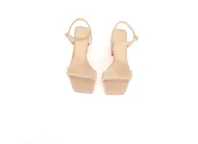 Sandalias color beige de gamuza con tira ancha, pulsera delicada al tobillo y tacón bloque de 5 cm.
