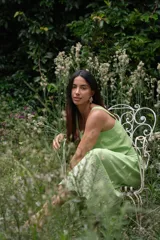 Conjunto de pollera midi y crop top celeste, con bordado de flores blancas.