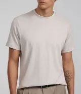 Remera de manga corta color beige, corte slim, con cuello redondo y textura acanalada vertical.