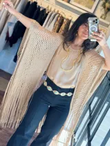 Kimono calado color dorado con flecos largos.