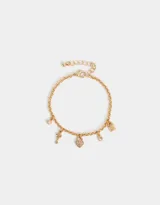Pulsera dorada con cadena de eslabones y cierre de mosquetón. Incluye dijes colgantes: candado con forma de corazón con strass, llave, candado rectangular y cuentas de cristal.