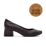 Zapato de cuero negro con taco cuadrado y punta redondeada.